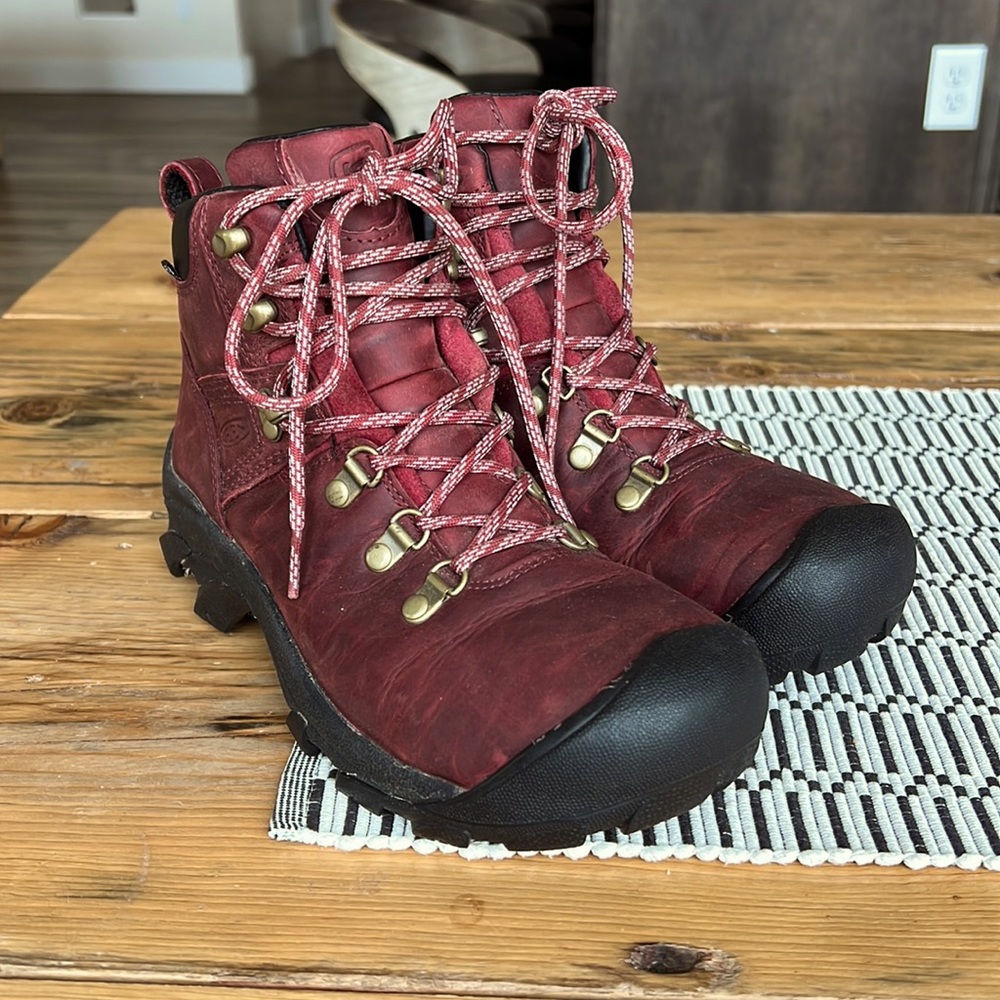 KEEN Women's Pyrenees Mid Height Waterproof Leather Hiking Boot 7.5 Women’s